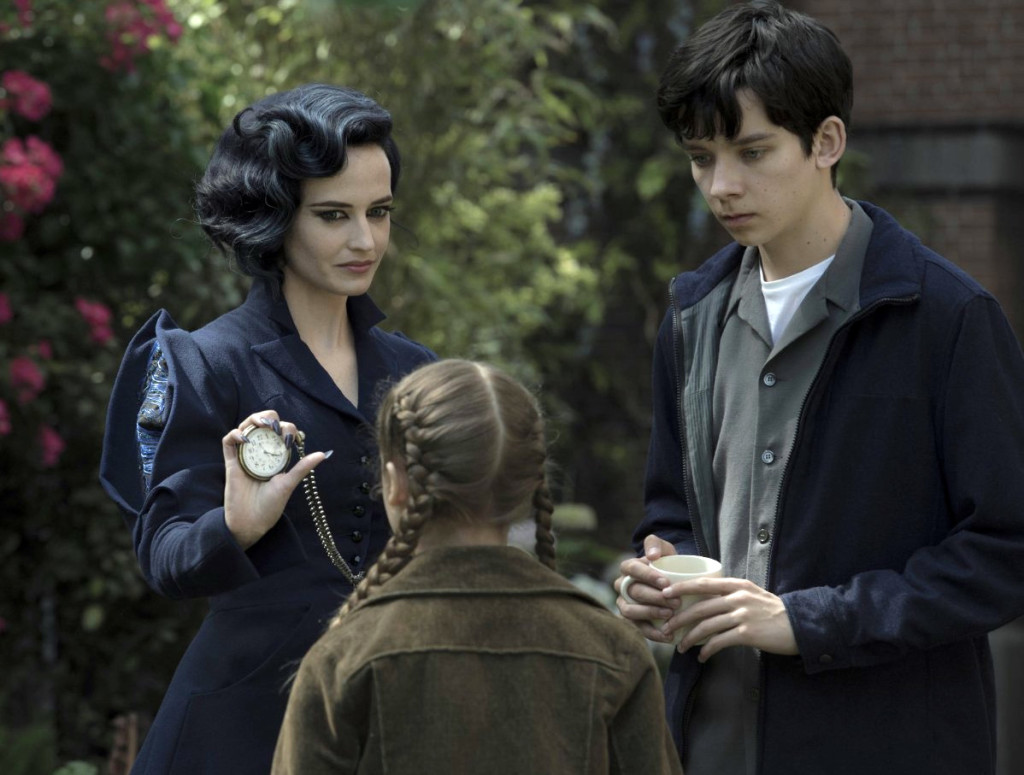 eva-green-and-asa-butterfield-in-miss-peregrines-home-for-peculiar-children